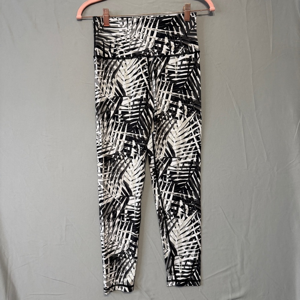 Aerie Womens Chill 7/8 Yoga Pants Size M Black White Leaf Print Gym Workout